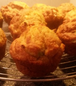 Hartige muffins met lente-ui en cheddar